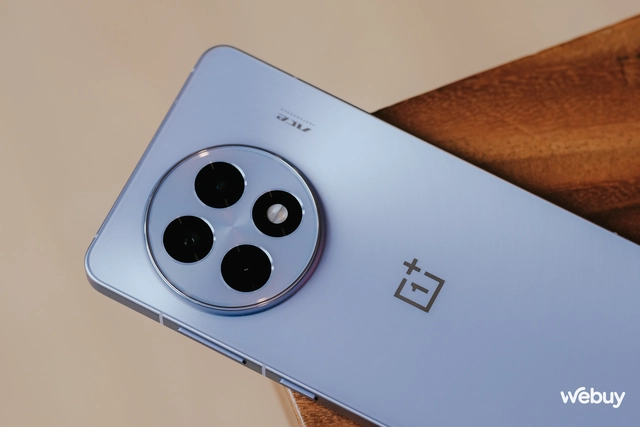 Trên tay điện thoại Snapdragon 8 Elite rẻ nhất: Thiết kế cao cấp, camera chụp đẹp, pin khủng 6.100mAh, giá rẻ hơn cả iPhone 16e- Ảnh 7. Trên tay điện thoại Snapdragon 8 Elite rẻ nhất: Thiết kế cao cấp, camera chụp đẹp, pin khủng 6.100mAh, giá rẻ hơn cả iPhone 16e- Ảnh 7.