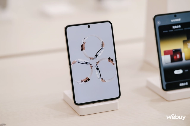 Trên tay smartphone gập độc dị nhất thế giới chỉ Huawei làm được: Thiết kế như máy đọc sách, chụp ảnh cực đẹp, giá như được mang về bán chính hãng!- Ảnh 4. Trên tay smartphone gập độc dị nhất thế giới chỉ Huawei làm được: Thiết kế như máy đọc sách, chụp ảnh cực đẹp, giá như được mang về bán chính hãng!- Ảnh 4.