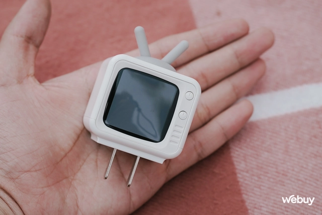 Độc lạ: TV bỏ túi kiêm luôn... củ sạc, có cả Wi-Fi, giá chỉ vài trăm ngàn đồng- Ảnh 3. Độc lạ: TV bỏ túi kiêm luôn... củ sạc, có cả Wi-Fi, giá chỉ vài trăm ngàn đồng- Ảnh 3.