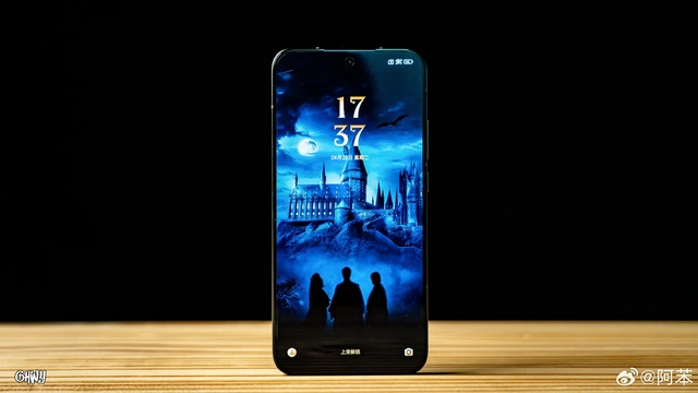 Xiaomi lại có điện thoại mới cho Potterheads: Thiết kế đậm chất Hogwarts, phụ kiện Harry Potter không thiếu món nào, có cả AI "Nón Phân Loại" cực xịn, giá chưa tới 8 triệu đồng- Ảnh 16. Xiaomi lại có điện thoại mới cho Potterheads: Thiết kế đậm chất Hogwarts, phụ kiện Harry Potter không thiếu món nào, có cả AI "Nón Phân Loại" cực xịn, giá chưa tới 8 triệu đồng- Ảnh 16.