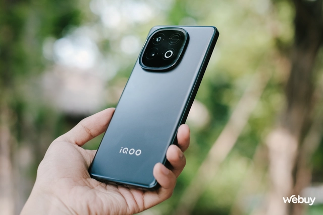 Trên tay điện thoại pin 7.620mAh, chip Dimensity 8400, camera 50MP, giá rẻ hơn Xiaomi- Ảnh 2. Trên tay điện thoại pin 7.620mAh, chip Dimensity 8400, camera 50MP, giá rẻ hơn Xiaomi- Ảnh 2.