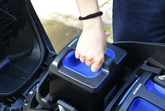 N&oacute;i thật l&agrave;, nếu xe m&aacute;y điện cứ thiết kế pin th&aacute;o rời để sạc dễ hơn l&agrave; đ&atilde; giải quyết bao nhi&ecirc;u vấn đề- Ảnh 3.