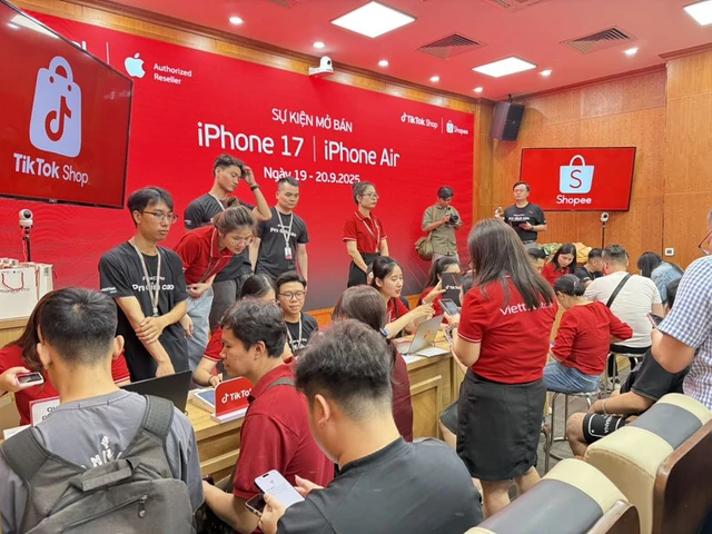 Độc lạ ng&agrave;y mở b&aacute;n iPhone 17: Đ&iacute;ch th&acirc;n ban l&atilde;nh đạo một hệ thống b&aacute;n lẻ trực tiếp trao tận tay iPhone mới cho kh&aacute;ch h&agrave;ng- Ảnh 5.