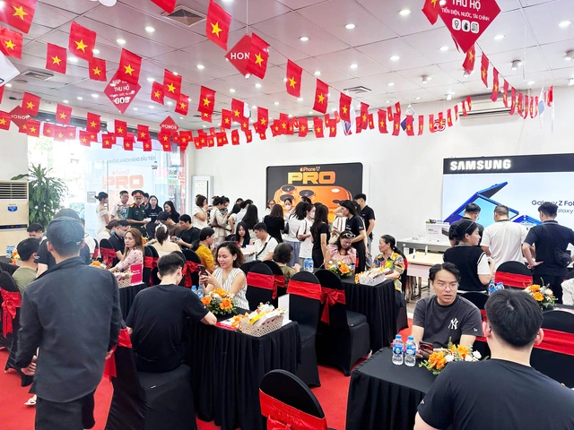 Độc lạ ng&agrave;y mở b&aacute;n iPhone 17: Đ&iacute;ch th&acirc;n ban l&atilde;nh đạo một hệ thống b&aacute;n lẻ trực tiếp trao tận tay iPhone mới cho kh&aacute;ch h&agrave;ng- Ảnh 1.