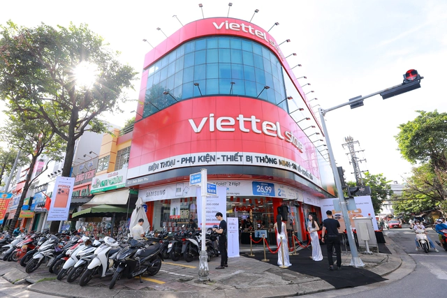 Độc lạ ng&agrave;y mở b&aacute;n iPhone 17: Đ&iacute;ch th&acirc;n ban l&atilde;nh đạo một hệ thống b&aacute;n lẻ trực tiếp trao tận tay iPhone mới cho kh&aacute;ch h&agrave;ng- Ảnh 6.