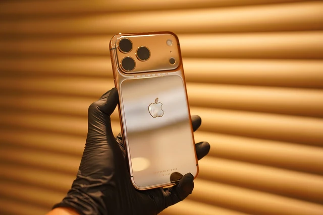 iPhone Air đã có phiên bản giới hạn sau khi mở bán được 1 tuần: Mạ xanh ngọc lục bảo, do nghệ nhân Việt chế tác- Ảnh 9. iPhone Air đã có phiên bản giới hạn sau khi mở bán được 1 tuần: Mạ xanh ngọc lục bảo, do nghệ nhân Việt chế tác- Ảnh 9.