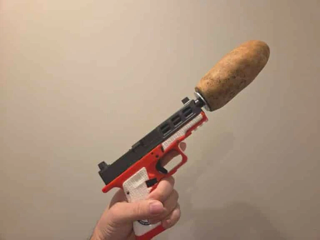 Chuyện thật như đùa tại Mỹ: Củ khoai tây được chính phủ cấp phép trở thành nòng giảm thanh súng 9mm - Ảnh 3.