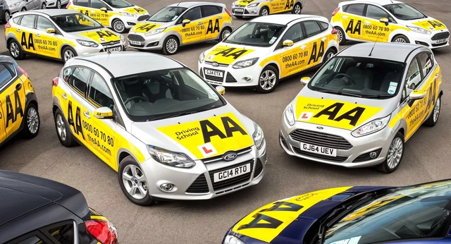 Bài thi sát hạch lái xe tại Vương quốc Anh khắc nghiệt đến mức thí sinh phải thuê 'diễn viên đóng thế' - Ảnh 2.