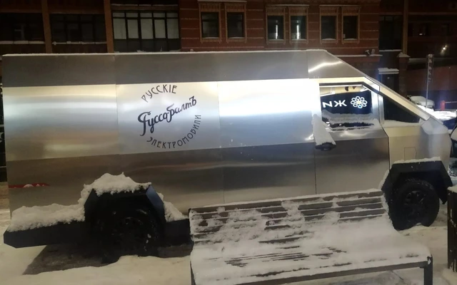 Tesla Cybertruck tung ra phiên bản xe tải van hay chiêu trò quảng cáo độc lạ? - Ảnh 1.