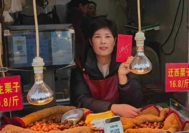 Bắt gặp "Bố già AI" đi chợ cóc, bốc ăn trái cây chưa rửa: Cả khu chợ ngơ ngác không biết "Thần tài" đang đứng ngay cạnh! - Ảnh 1.