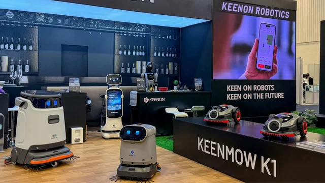 Nhà sản xuất robot Trung Quốc ra mắt quản gia hình người và máy cắt cỏ tự hành tại CES 2026 - Ảnh 1.