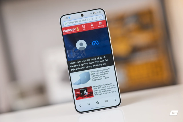 Trên tay điện thoại pin 10.000mAh - Ảnh 4.