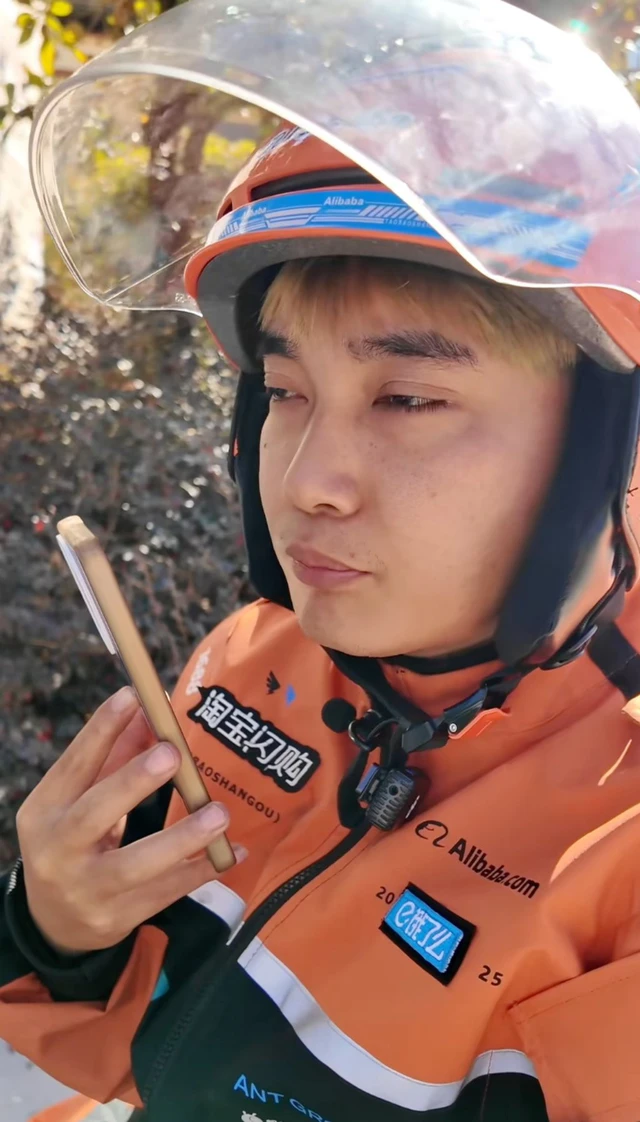 Chàng trai 24 tuổi trở thành shipper duy nhất tại huyện vùng sâu, mỗi ngày chạy 200 đơn hàng giữa núi rừng cô độc - Ảnh 3.