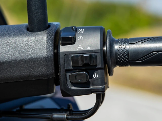 Cuộc chiến "Gà cùng một mẹ": Yamaha NMAX 155 Tech Max hay NVX 155 SP - Bỏ thêm 11 triệu đồng có đáng? - Ảnh 6.