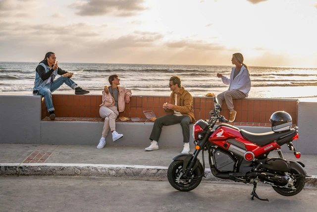 Cận cảnh "đứa con lai" kỳ dị của Honda: Không tay côn, không cần số nhưng ngoại hình cực "chiến" - Ảnh 1.