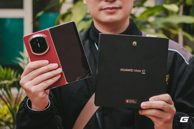 Mở hộp điện thoại gập 55 triệu chính hãng của Huawei: Pin lớn, camera chụp đẹp, không Google, không 5G - ai sẽ mua? - Ảnh 1.