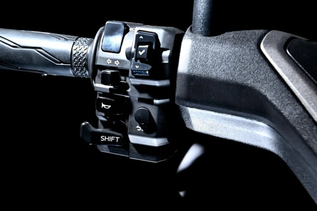 Yamaha NMAX155 2026 gây chú ý với CVT điện tử YECVT, xe ga 155cc bất ngờ lột xác thành xe touring đầy thú vị - Ảnh 2.