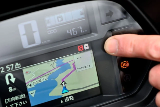 Yamaha NMAX155 2026 gây chú ý với CVT điện tử YECVT, xe ga 155cc bất ngờ lột xác thành xe touring đầy thú vị - Ảnh 4.