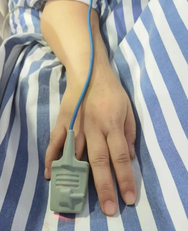 Ca cấp cứu kỳ lạ ở Trung Quốc: Bác sĩ bất lực, bệnh viện buộc gọi thợ làm móng vào phòng cấp cứu gấp - Ảnh 3.