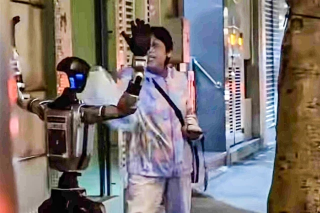 Robot bị cảnh sát “áp giải” giữa phố sau khi khiến cụ bà hoảng sợ - Ảnh 1.