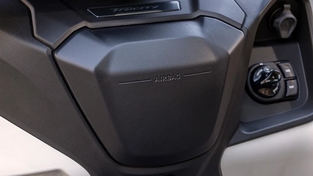 Yamaha tung xe tay ga ba bánh có túi khí đầu tiên thế giới khiến thị trường xe máy toàn cầu chấn động - Ảnh 2.