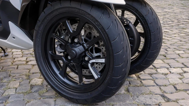 Yamaha tung xe tay ga ba bánh có túi khí đầu tiên thế giới khiến thị trường xe máy toàn cầu chấn động - Ảnh 4.