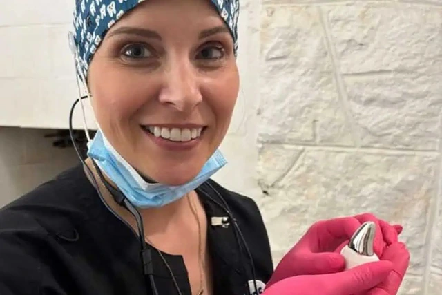 Đây là chú gấu sở hữu chiếc răng bằng titan lớn nhất thế giới - Ảnh 1.