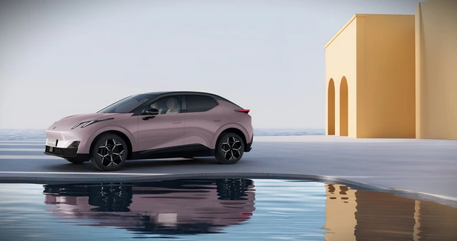 Một chiếc xe điện tại Trung Quốc vừa gặp tai nạn theo cách rất khó tưởng tượng - Ảnh 1.