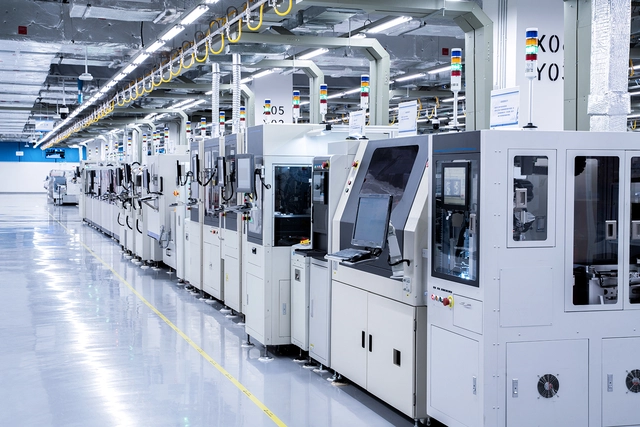 Nhà máy điện thoại 85% robot của HONOR: 28,5 giây “ra lò” một chiếc smartphone, nhưng vì sao HONOR không để robot làm bước cuối cùng? - Ảnh 1.