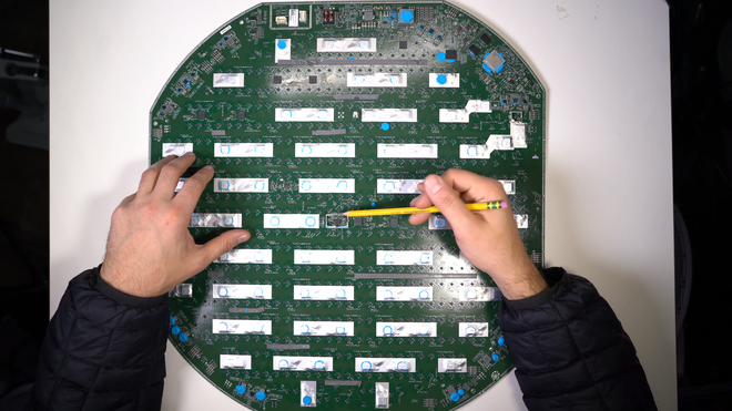 Mổ bụng chảo vệ tinh Đĩa Thị Mặt Mẹt của Starlink: to&agrave;n l&agrave; chip do SpaceX tự sản xuất, c&oacute; d&agrave;n ăng-ten t&iacute; hon hướng l&ecirc;n trời tự động d&ograve; vệ tinh để bắt s&oacute;ng - Ảnh 47.