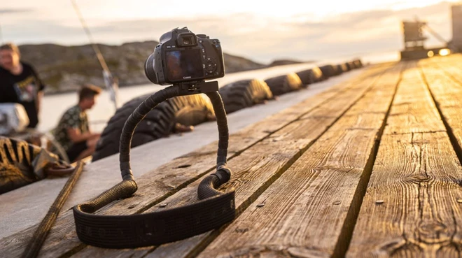 Chiếc d&acirc;y đeo m&aacute;y ảnh k&igrave; qu&aacute;i n&agrave;y c&oacute; thể biến th&agrave;nh ch&acirc;n tripod để những buổi đi chụp của bạn trở n&ecirc;n nhẹ nh&agrave;ng hơn - Ảnh 1.