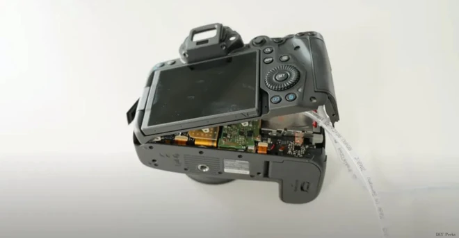 Nhiếp ảnh gia n&agrave;y chế cả tản nhiệt nước để giải quyết hiện tượng qu&aacute; nhiệt của Canon R5 - Ảnh 1.