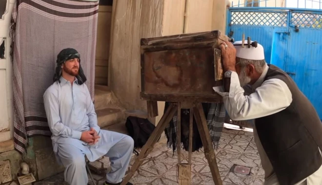 Đ&acirc;y l&agrave; chiếc m&aacute;y ảnh 100 năm tuổi của nhiếp ảnh gia ch&acirc;n dung người Afghanistan - Ảnh 1.