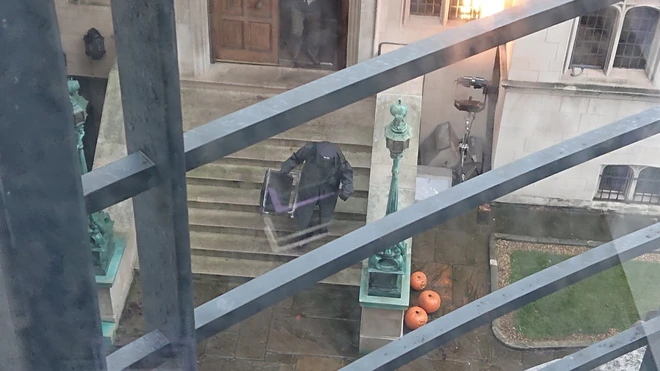 Lộ ảnh mới của The Batman 2021: Người Dơi vận bộ trang phục chưa từng c&oacute; tiền lệ tr&ecirc;n phim, cưỡi xe Bat-bike ph&acirc;n khối lớn ngầu l&ograve;i - Ảnh 5.