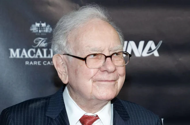 Tỷ ph&uacute; Warren Buffett cuối c&ugrave;ng cũng bỏ điện thoại gập để d&ugrave;ng iPhone - Ảnh 1.