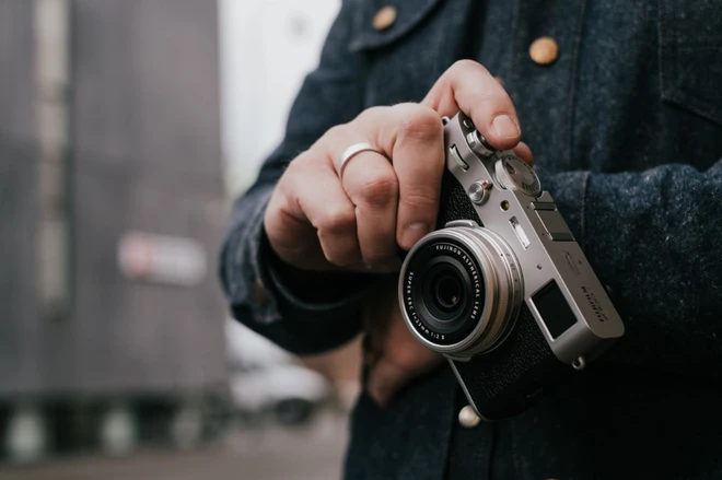 Fujifilm ra mắt m&aacute;y ảnh X100V: m&agrave;n h&igrave;nh lật được 2 chiều, ống k&iacute;nh n&acirc;ng cấp v&agrave; chống nước t&ugrave;y chọn - Ảnh 1.