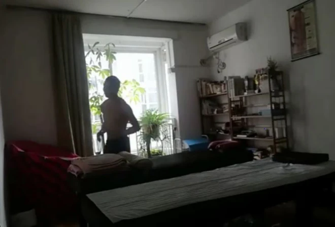 Kh&ocirc;ng thể ra ngo&agrave;i tập thể dục v&igrave; lo ngại coronavirus, anh thanh ni&ecirc;n quyết định chạy 50km v&ograve;ng quanh 2 chiếc b&agrave;n ngay trong nh&agrave; m&igrave;nh - Ảnh 1.