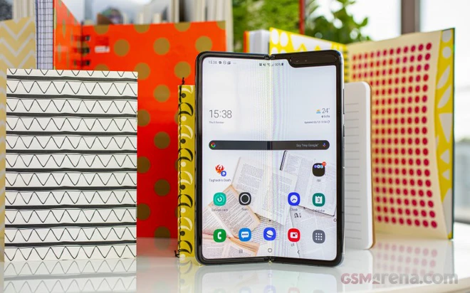 C&aacute;c nh&agrave; mạng H&agrave;n Quốc muốn b&aacute;n Galaxy Fold với gi&aacute; rẻ hơn, nhưng Samsung kh&ocirc;ng đồng &yacute; - Ảnh 1.