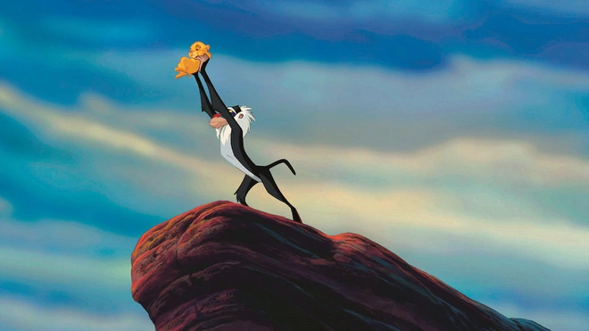 The Lion King đời thực l&agrave; đ&acirc;y: Ch&uacute; khỉ đầu ch&oacute; vừa leo tr&egrave;o vừa bế sư tử con, quyết kh&ocirc;ng bu&ocirc;ng tay - Ảnh 1.