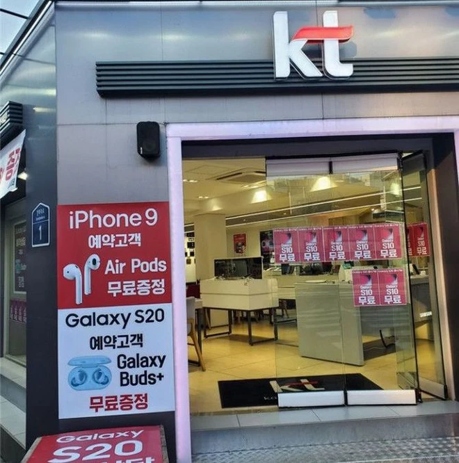 Nếu bức ảnh n&agrave;y l&agrave; thật, đ&acirc;y sẽ l&agrave; một m&oacute;n hời th&ocirc;i th&uacute;c mọi người đổ x&ocirc; mua iPhone 9? - Ảnh 2.