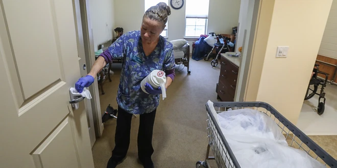 Nghi&ecirc;n cứu từ 3 nh&agrave; khoa học: 40 biện ph&aacute;p chống dịch Covid-19 kịp thời, hiệu quả, chặn đỉnh dịch, kh&ocirc;ng g&acirc;y qu&aacute; tải bệnh viện - Ảnh 8.