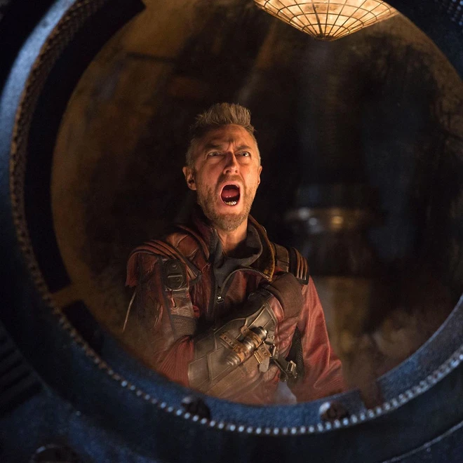 Sao Disney gợi &yacute; c&aacute;ch tr&aacute;nh Covid-19: Thay v&igrave; bắt tay, ch&uacute;ng ta h&atilde;y ch&agrave;o nhau theo kiểu &ldquo;Wakanda Forever&rdquo; - Ảnh 2.