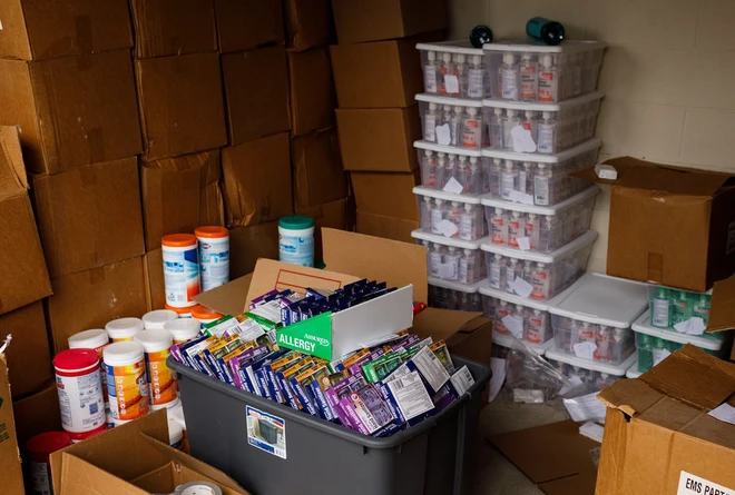 Thương nh&acirc;n Amazon &ocirc;m hận v&igrave; trữ 17.700 chai nước s&aacute;t tr&ugrave;ng tay, đ&agrave;nh l&ograve;ng mang từ thiện hết tất cả số h&agrave;ng - Ảnh 3.