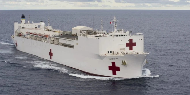 Đối chọi với kẻ th&ugrave; v&ocirc; h&igrave;nh Covid-19, qu&acirc;n đội nước Mỹ cũng c&oacute; thể tham chiến bằng cả m&aacute;y bay v&agrave; t&agrave;u thủy - Ảnh 1.