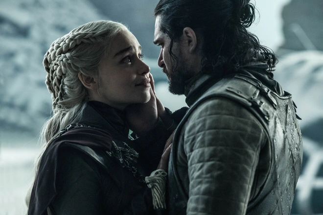 Đ&atilde; 10 th&aacute;ng tr&ocirc;i qua, &ldquo;Mẹ rồng&rdquo; Emilia Clarke vẫn bức x&uacute;c về c&aacute;i kết phi l&yacute; của Jon Snow trong GoT - Ảnh 1.