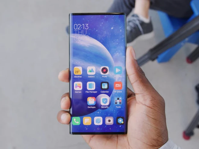 Si&ecirc;u phẩm Mi Mix Alpha với m&agrave;n h&igrave;nh bao quanh m&aacute;y lộ diện ho&agrave;n to&agrave;n tr&ecirc;n k&ecirc;nh YouTube uy t&iacute;n hơn 10 triệu subs - Ảnh 2.