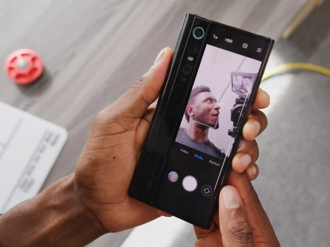 Si&ecirc;u phẩm Mi Mix Alpha với m&agrave;n h&igrave;nh bao quanh m&aacute;y lộ diện ho&agrave;n to&agrave;n tr&ecirc;n k&ecirc;nh YouTube uy t&iacute;n hơn 10 triệu subs - Ảnh 4.