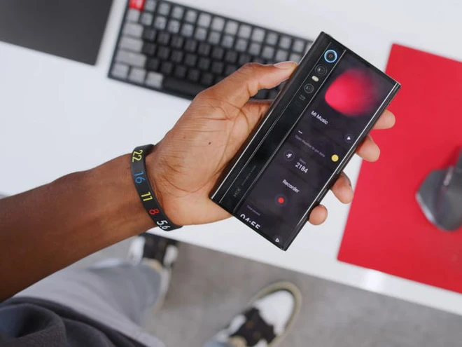 Si&ecirc;u phẩm Mi Mix Alpha với m&agrave;n h&igrave;nh bao quanh m&aacute;y lộ diện ho&agrave;n to&agrave;n tr&ecirc;n k&ecirc;nh YouTube uy t&iacute;n hơn 10 triệu subs - Ảnh 5.