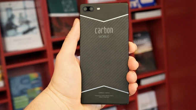 Đ&acirc;y l&agrave; chiếc smartphone được l&agrave;m bằng sợi carbon đầu ti&ecirc;n tr&ecirc;n thế giới - Ảnh 3.