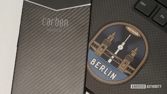 Đ&acirc;y l&agrave; chiếc smartphone được l&agrave;m bằng sợi carbon đầu ti&ecirc;n tr&ecirc;n thế giới - Ảnh 5.